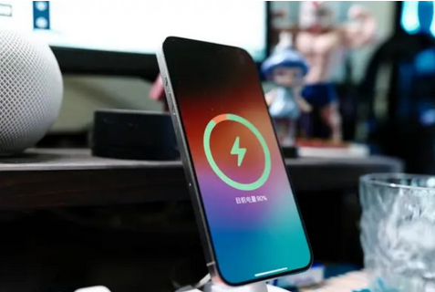 华龙苹果15换屏服务分享用什么充电器给iPhone15充电更好 